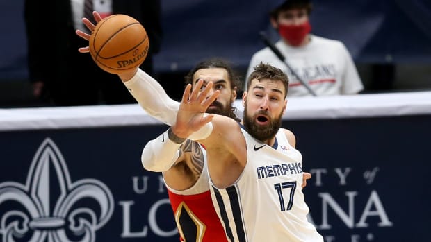 Steven Adams and Jonas Valančiūnas